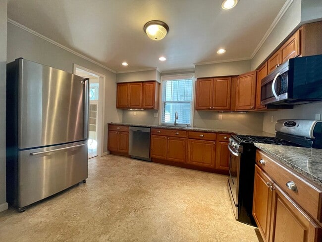 Photo - Beautiful 4 Bedroom 2 Bathroom Home in South Minneapolis!