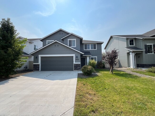 Building Photo - Central Located 4 bed 2.5 bath home