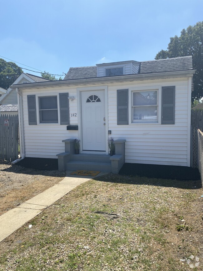 Building Photo - 142 Lawrence Ave Rental