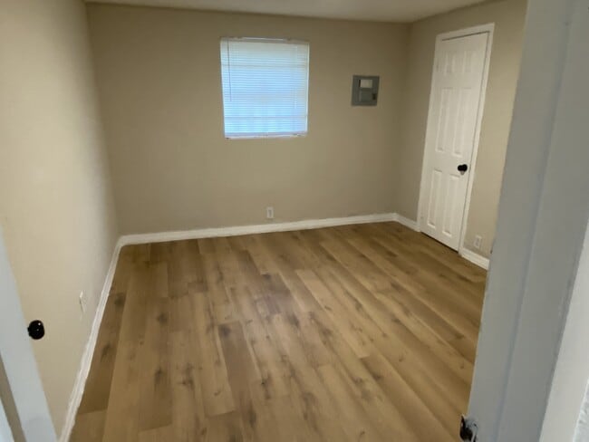 Photo - 1040 Line St