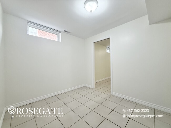 Photo - All-Inclusive 2-Bedroom + Den Basement Apartment – Scarborough Unité 2