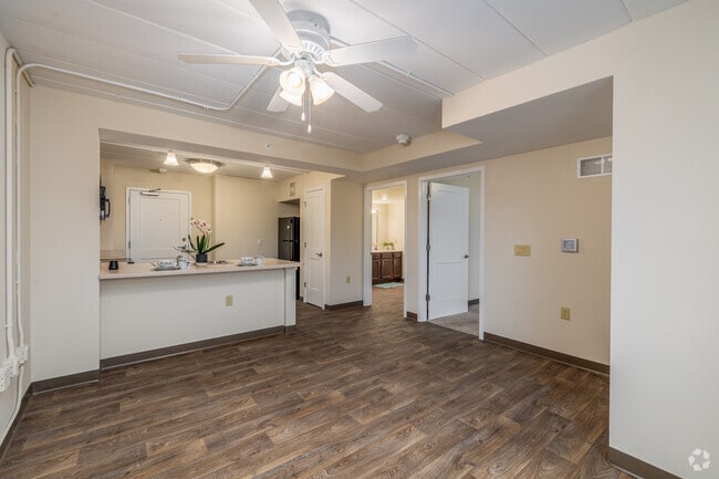 1BR, 1BA - 528SF - Living Room - Longwood Garden Apartments