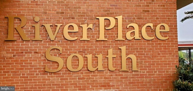 Building Photo - 1011 Arlington Blvd Unit 438