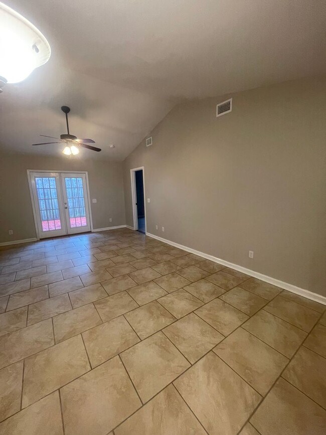 Photo - 108 Leeswood Cir