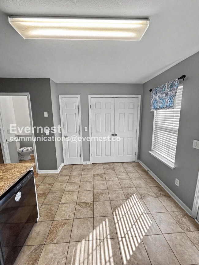 Photo - 142 Oak Valley Cir