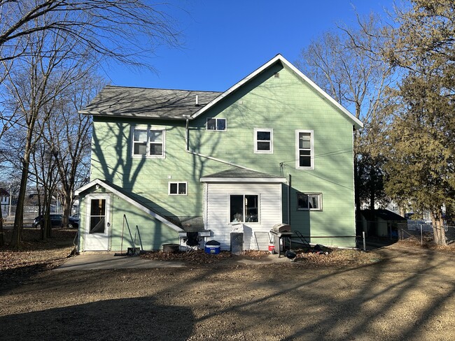 Building Photo - 814 10th St E Unit .5