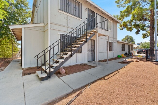 Building Photo - 2-Bedroom 1st-Floor Apartment – Move In To... Unit B