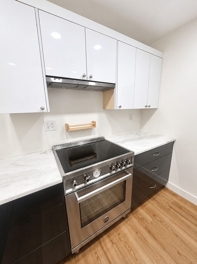 Photo - 2bd/1ba Seattle Condo Unit 104