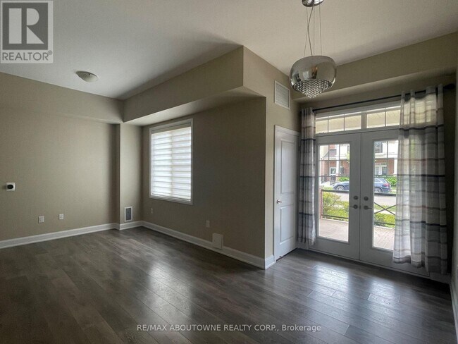 Photo - 276 Gatwick Dr