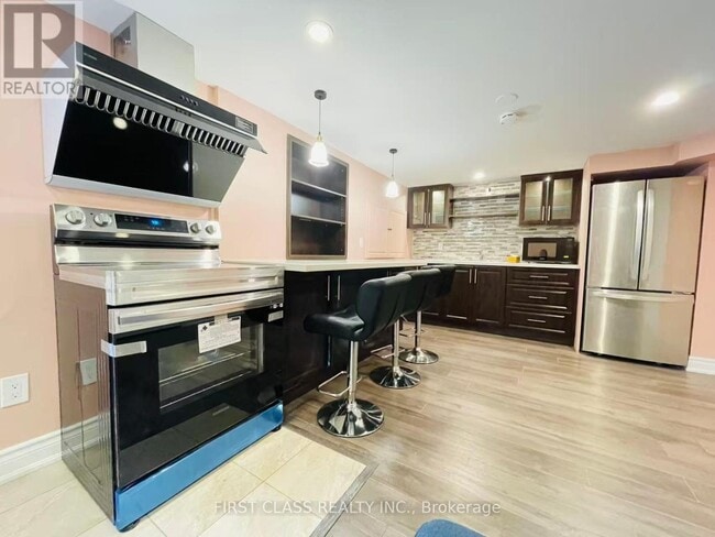 Photo - 2100 Dunvegan Ave