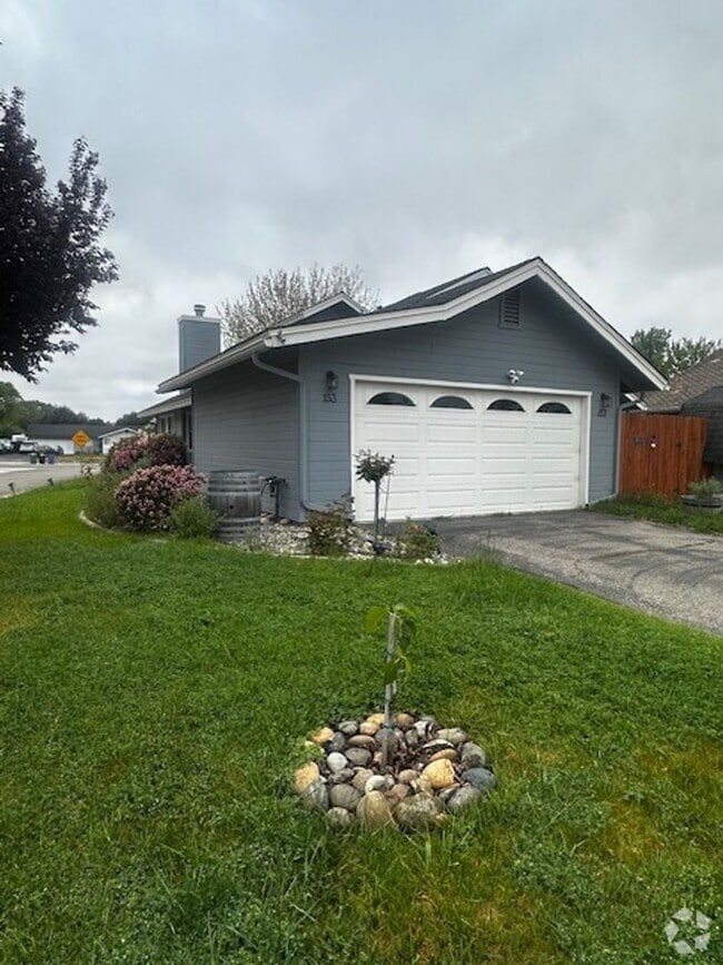 Building Photo - 3bd/2ba House w/ Two Car Garage in Cherry ...
