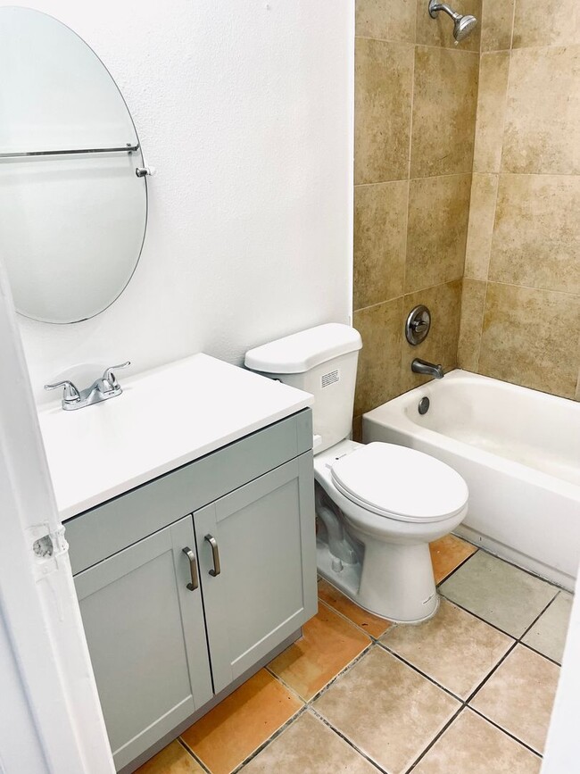 Photo - 3351 Brussels St Unidad 02