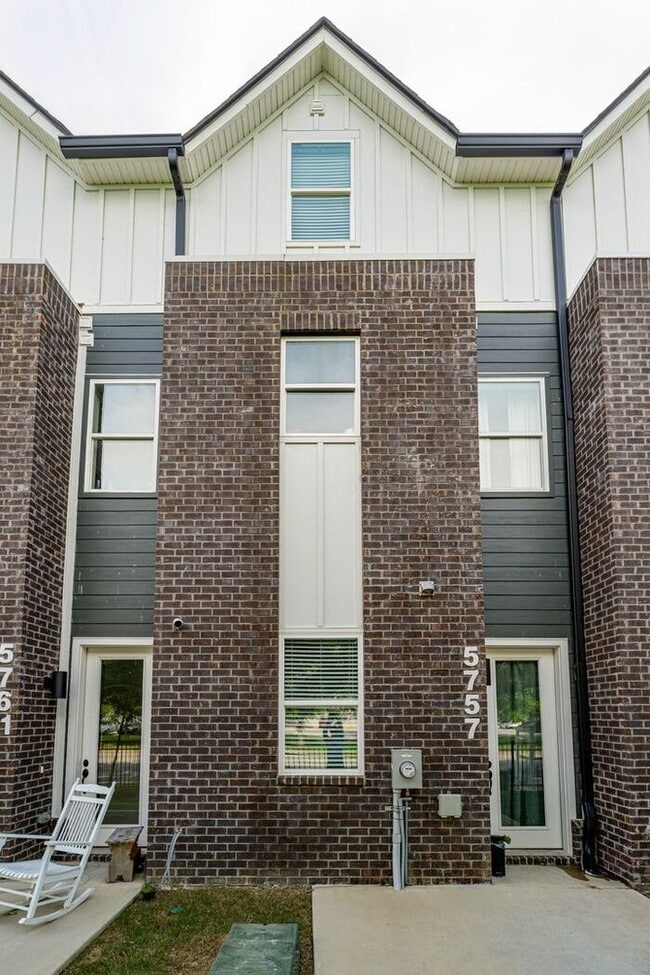 Building Photo - 5757 Sofias Cir