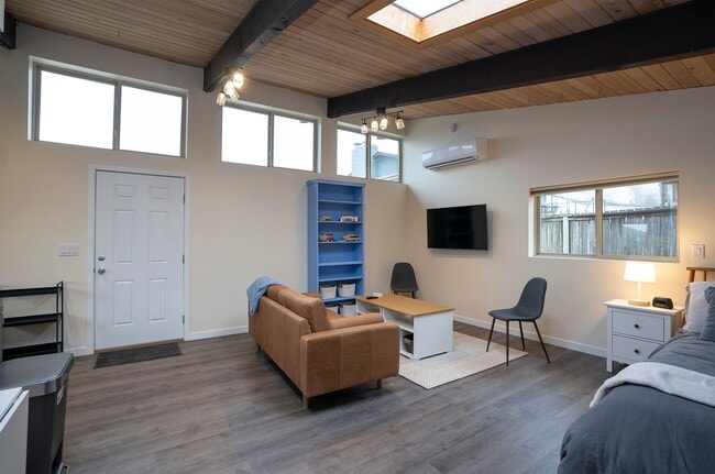 Photo - Fully Furnished Bungalow with Studio Living and Scenic Views in Tacoma!