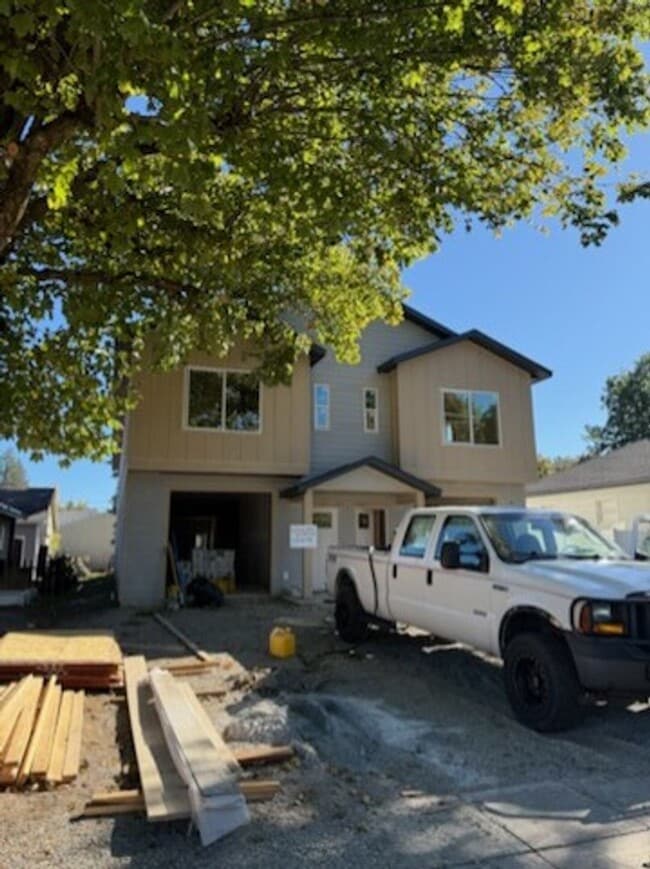 Building Photo - Duplex in CDA!