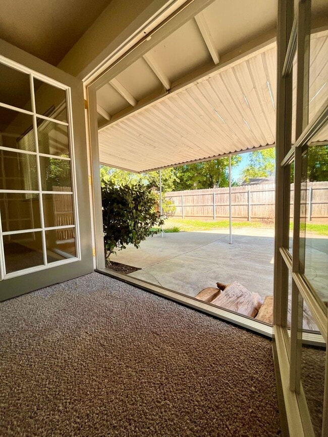 Building Photo - 3 Bedroom Home with a Backyard!!