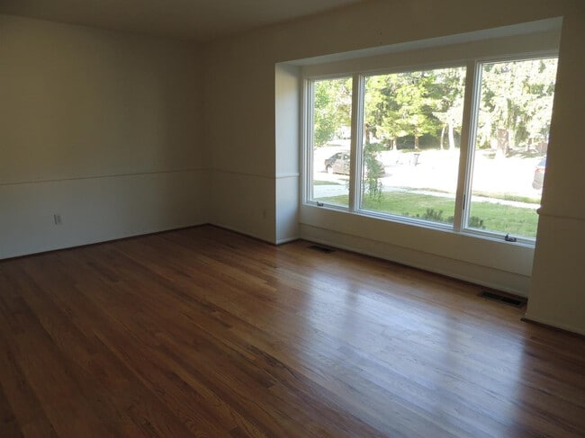 Photo - 2098 Yorktown Dr