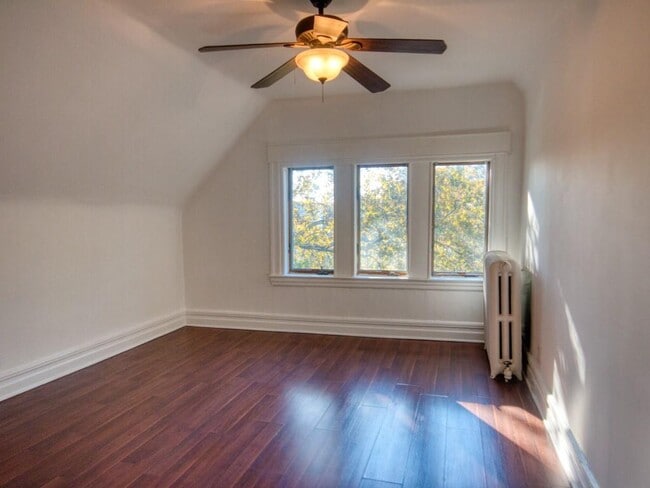 Building Photo - 1067 E 2nd St Unit 3