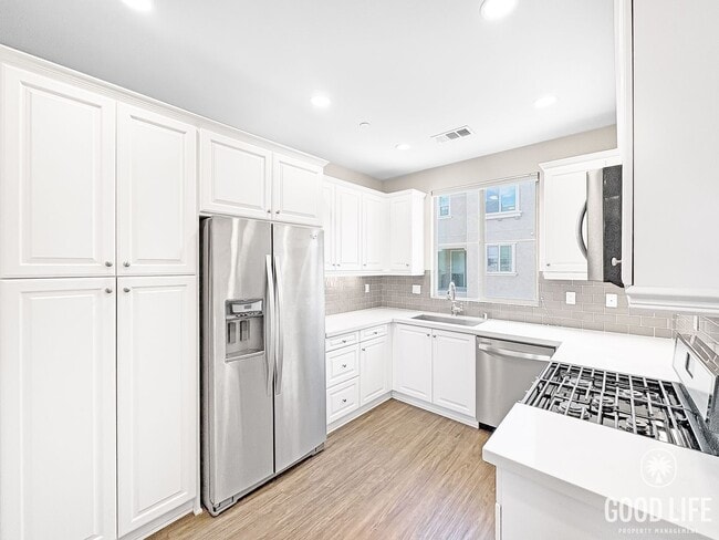 Beautiful 2B/2.5BA Townhouse. NEWER CONSTR... - Beautiful 2B/2.5BA Townhouse. NEWER CONSTR...