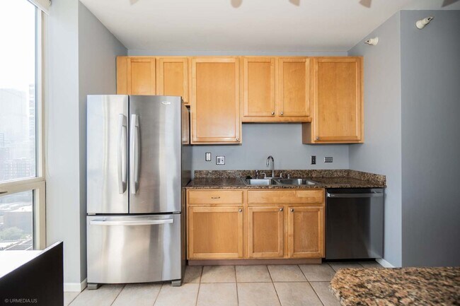 Photo - 645 N Kingsbury St Unidad 2109