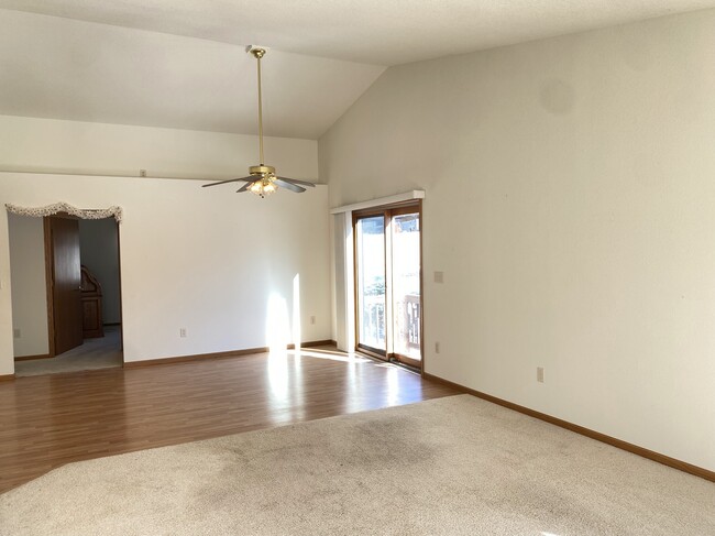 Photo - 303 Crestwood Ln