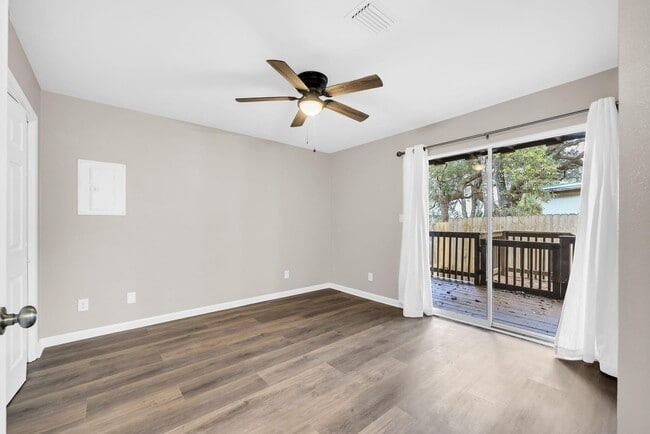 Photo - 200 White St