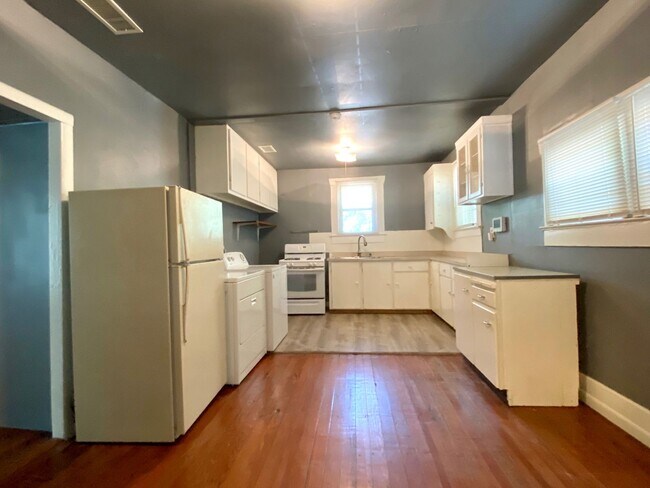 Photo - 2/1 Bungalow Close to Campus!