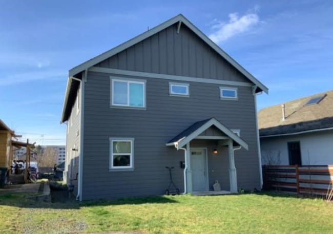 Building Photo - 7 Bedroom Available for Prelease in York Neighborhood!