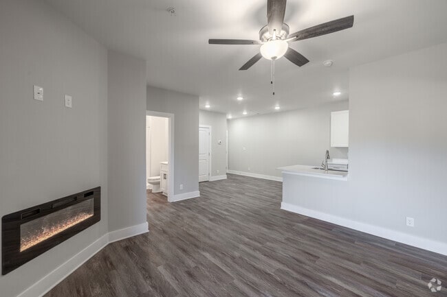 1 BR, 1 BA - 679 SF - Living Room