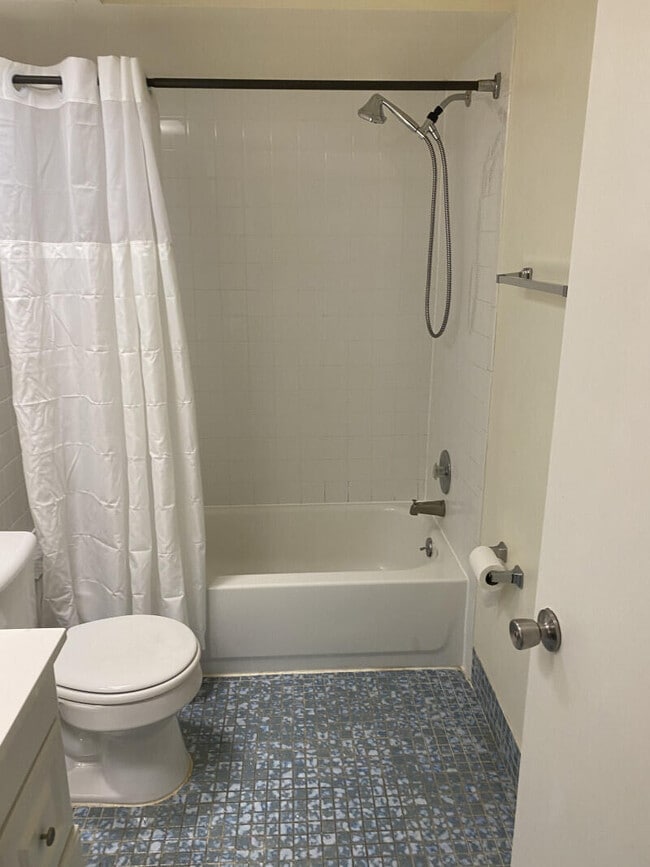 Photo - 201 Castlewood Dr Unidad A
