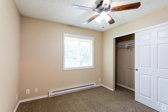 2BR, 1BA - 720 SF - Oak Vale Apartments