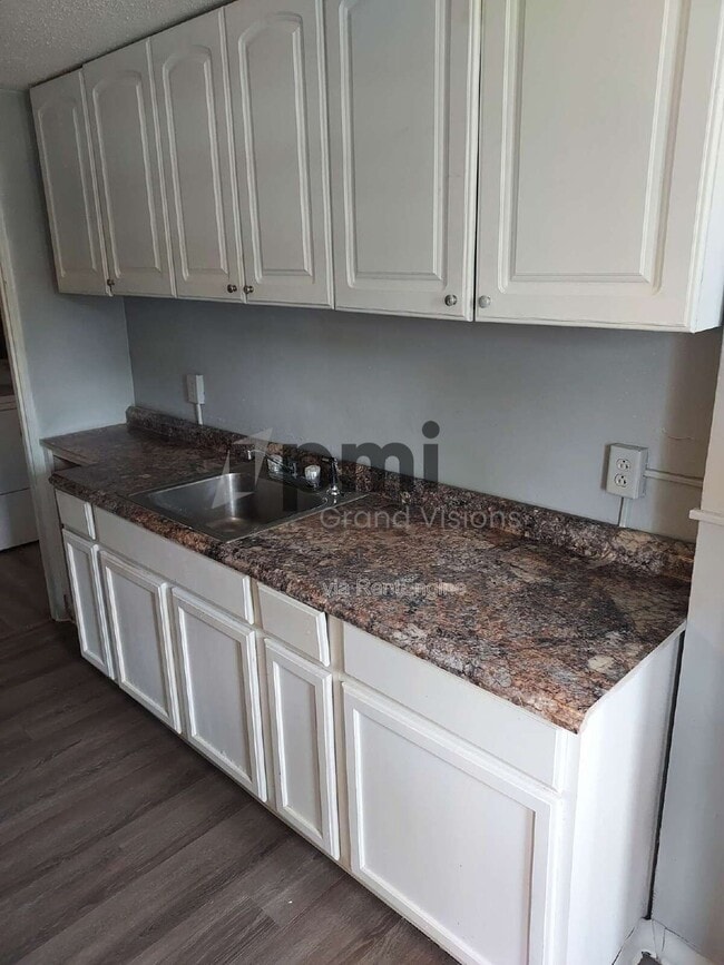 Photo - 328 E Kellar Ln