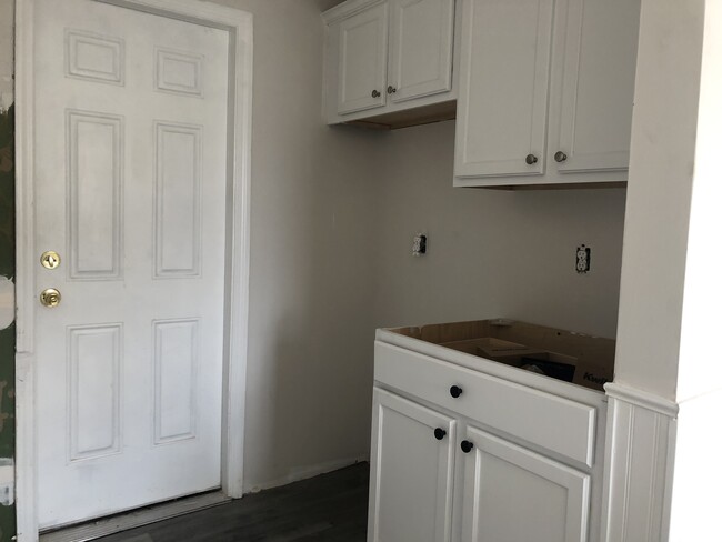 Gas cooking/Xtra cabinets - 38 Williamson St