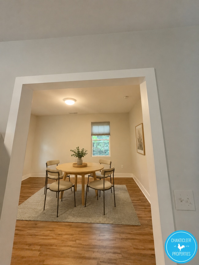 Photo - 210 Bond St