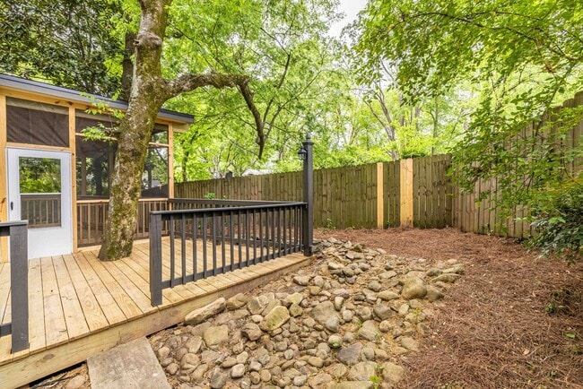 Photo - 445 Loomis Ave SE