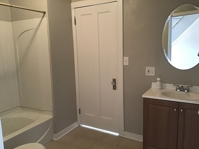 Photo - Single Family Home 3 beds 2 full bath Available Now!