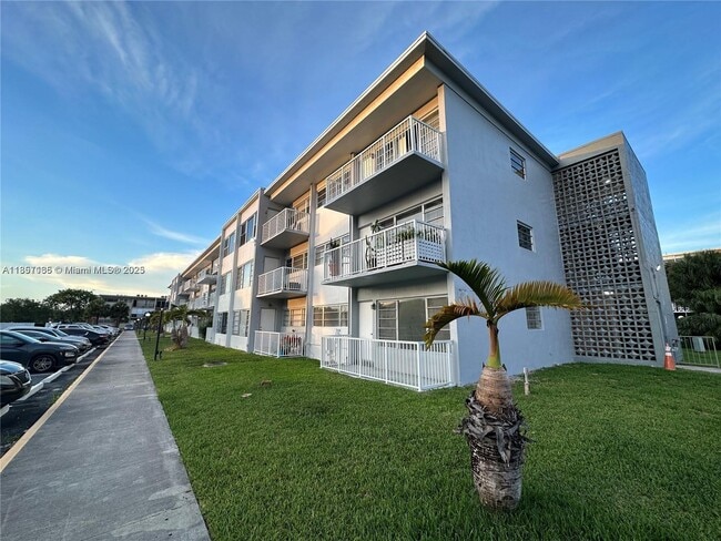 Building Photo - 16801 NE 14th Ave Unit 111 Rental