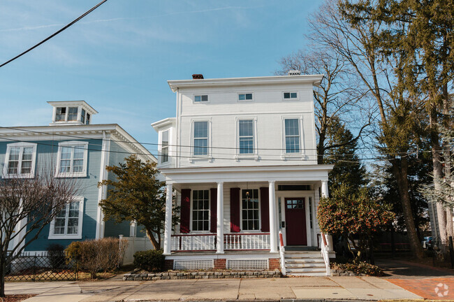 Building Photo - 319 Radcliffe St Unit 2 Rental