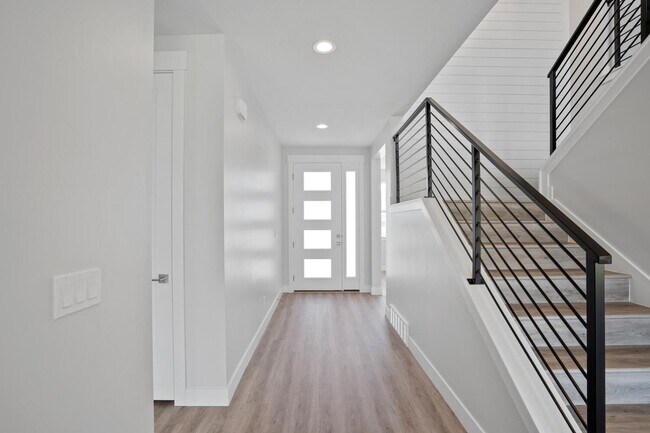 Photo - Cozy, Bright, and Spacious Home Nestled in Midway