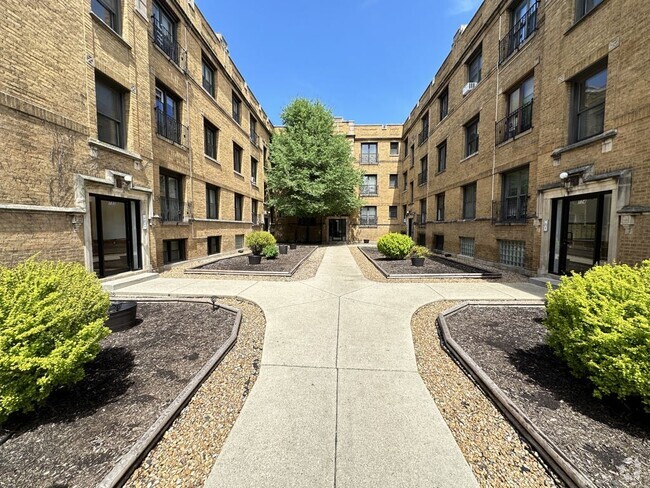 Building Photo - 732 W Roscoe St Rental
