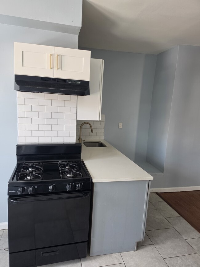 Building Photo - 300 Lyons Ave Unit 6