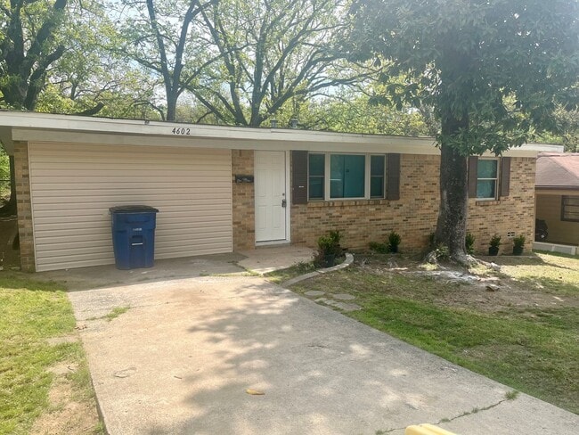 Building Photo - Spacious 4 bedroom 2 bath house