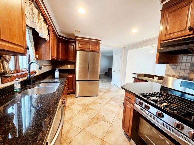 Photo - 158 Baker St