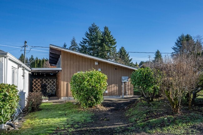 Photo - Fully Furnished Bungalow with Studio Living and Scenic Views in Tacoma!