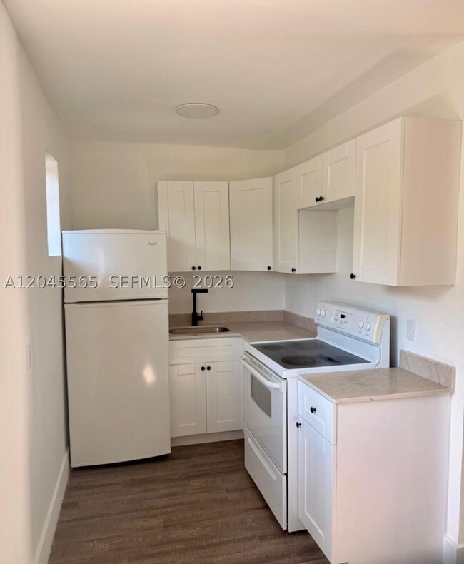 Building Photo - 7535 NE 2nd Ct Unit 4