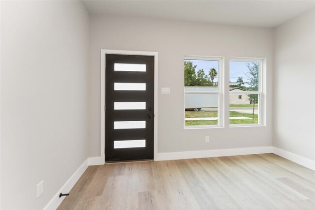 Photo - 5420 Lynnfield St