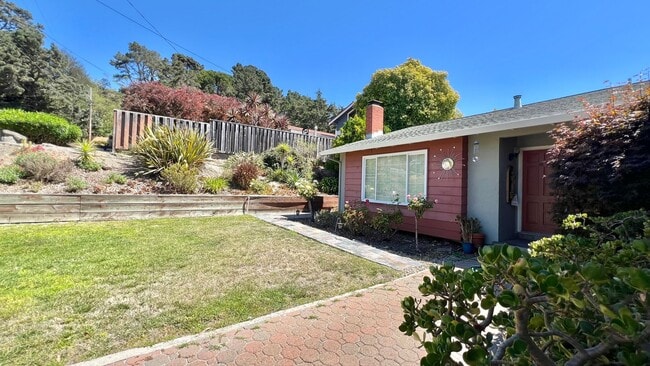 Photo - Gorgeous house - Huge Backyard with Bonus ...