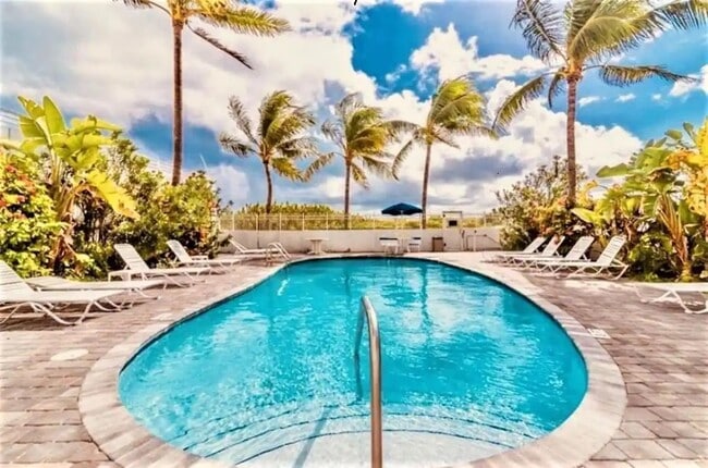 POOL BETWEEN BEACH AND BUILDING - 335 Ocean Dr Unidad 337 Rental