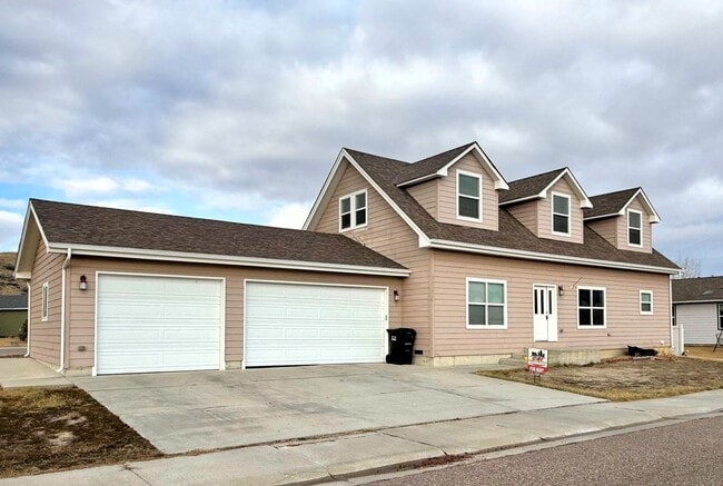 Building Photo - Gorgeous 4 bedroom with Triple Garage