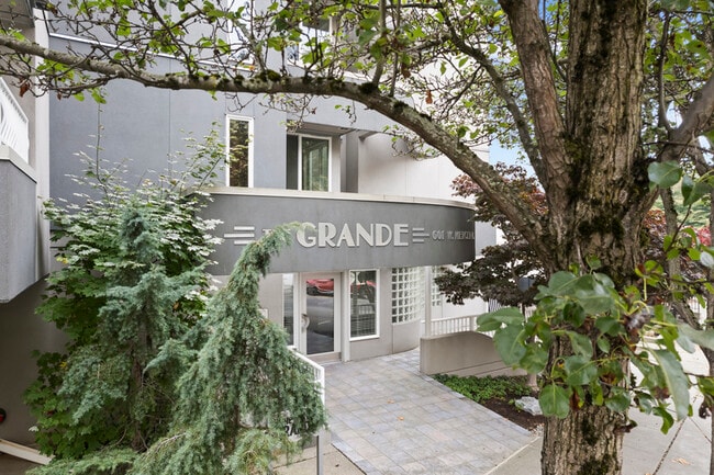 Building Photo - 601 W Mercer Pl Unit Apt #401